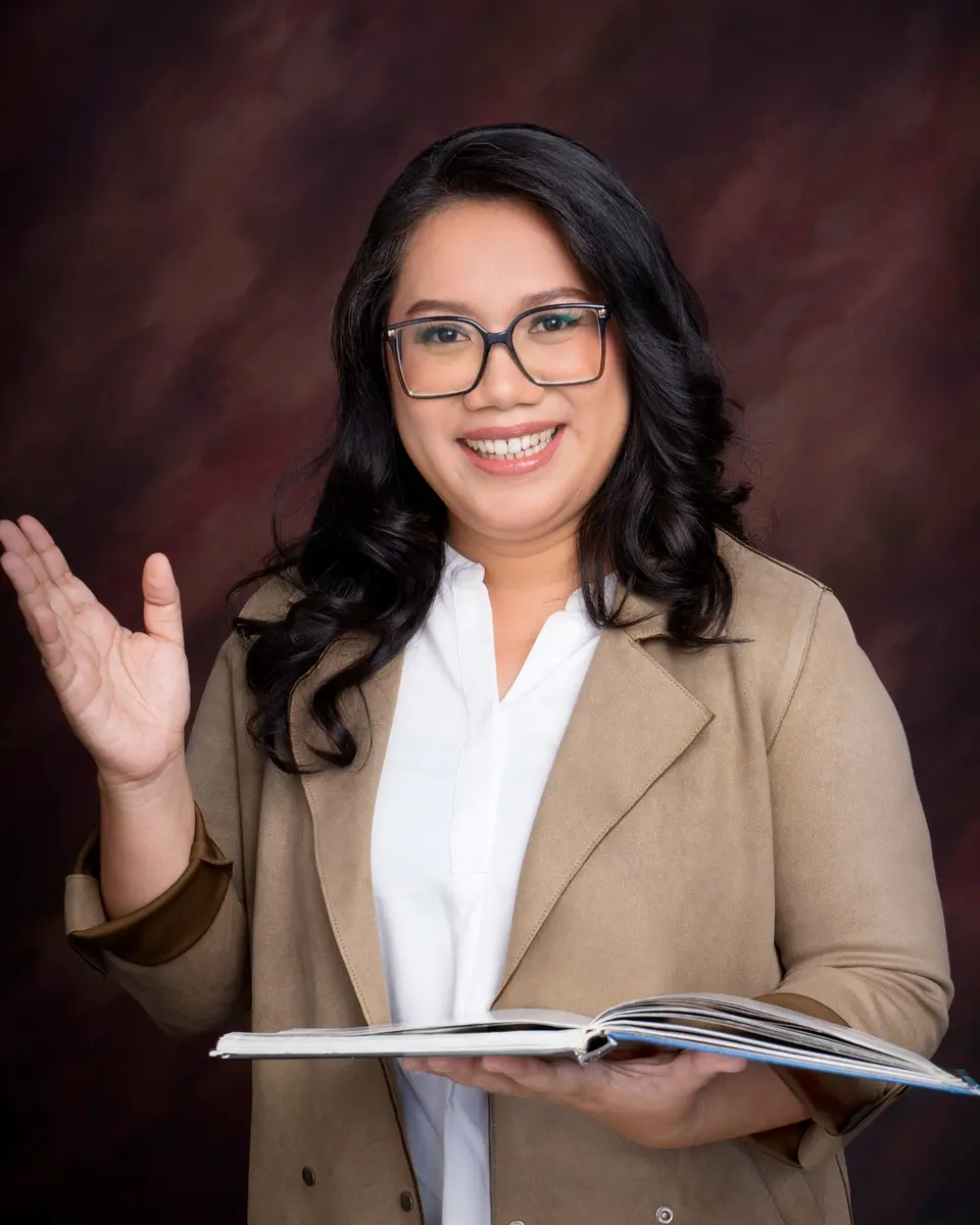 Astrid Herera Sianturi memandu proses pembelajaran self-leadership sambil memegang buku